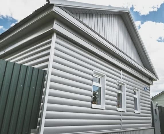 Металлический сайдинг Гранд Лайн / Grand Line профиль Блок-хаус, Quarzit lite 0.5, цвет Ral 9005 (черный янтарь)