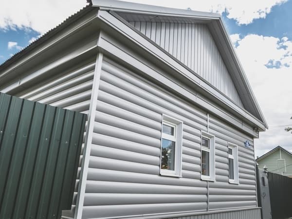 Металлический сайдинг Гранд Лайн / Grand Line профиль Блок-хаус, Quarzit Pro Matt 0.5, цвет RR 32 (темно-коричневый)