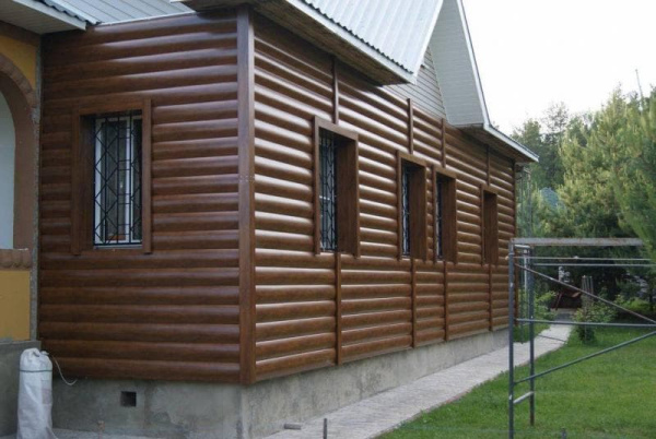 Металлический сайдинг Гранд Лайн / Grand Line профиль Блок-хаус, Satin 0.5, цвет Ral 8017 (шоколад)